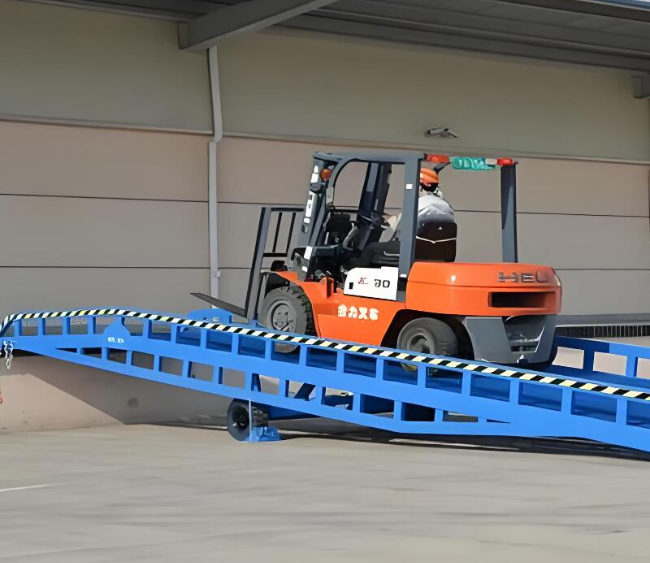 博尔塔拉移动式卸货平台（叉车用）